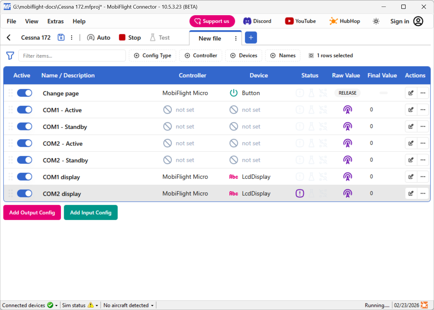 Screenshot of the main MobiFlight window output tab with a purple exclamation mark in the status column of the COM2 display row.